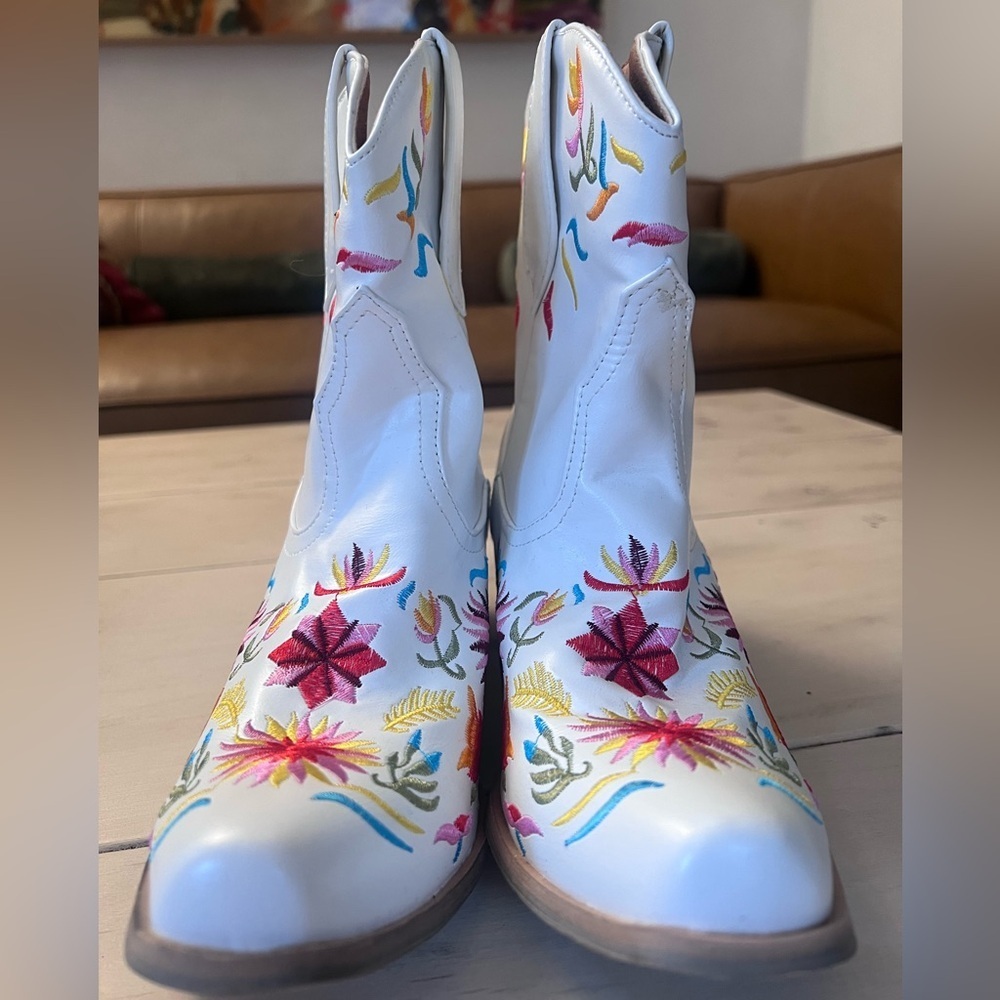 Floral Embroidered White Western Boots - Picture 2 of 4